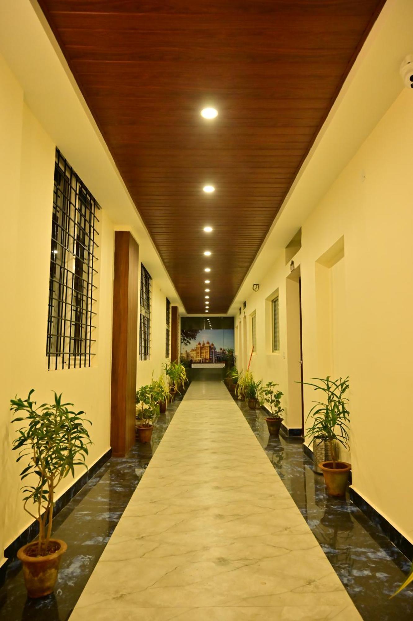 Hotel Boss Palace Mysore Bagian luar foto